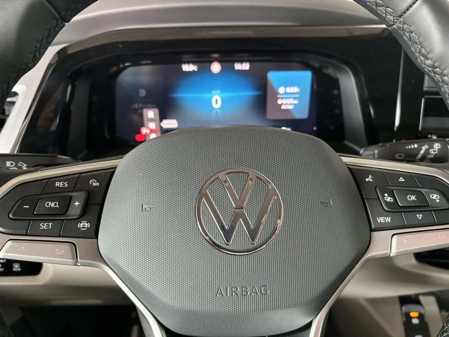 Volkswagen T7 Multivan 2.0 TDI DSG Rückfahrk. Navi Bluetooth Schwarz - 2