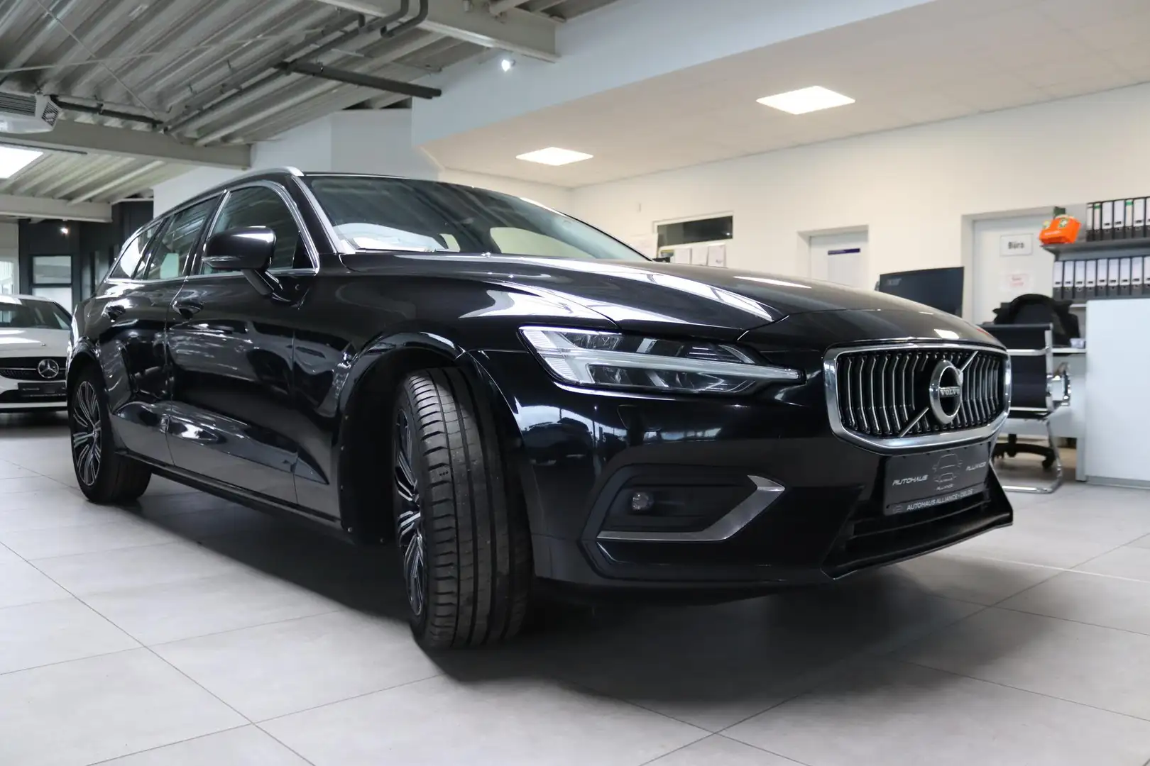 Volvo V60 V 60 D4 Inscription 140 kW (190 PS), Autom. 8-G... Schwarz - 2