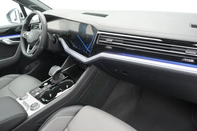 Volkswagen Touareg view 7