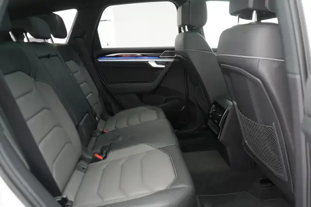 Volkswagen Touareg view 8