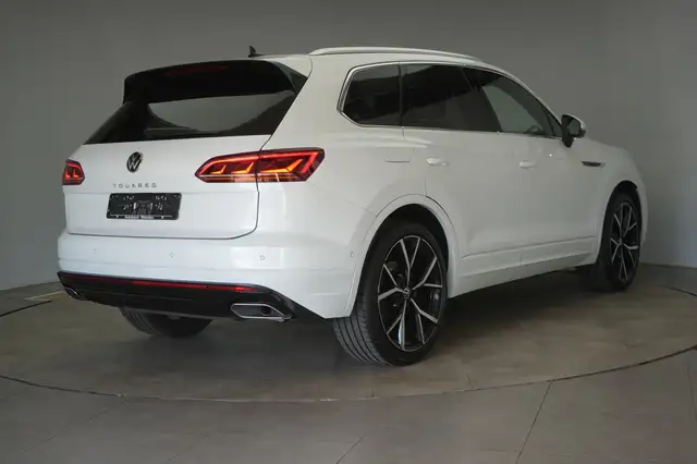 Volkswagen Touareg view 4