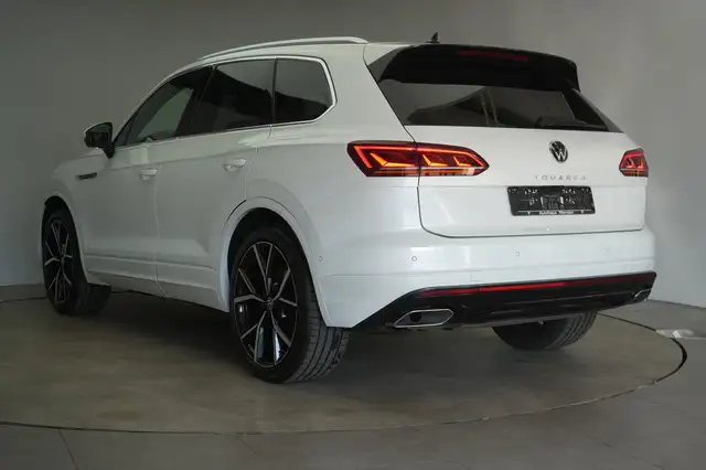 Volkswagen Touareg view 5
