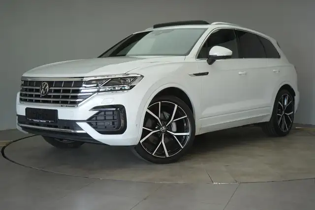 Volkswagen Touareg view 3