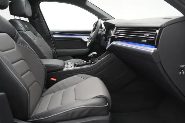 Volkswagen Touareg view 6