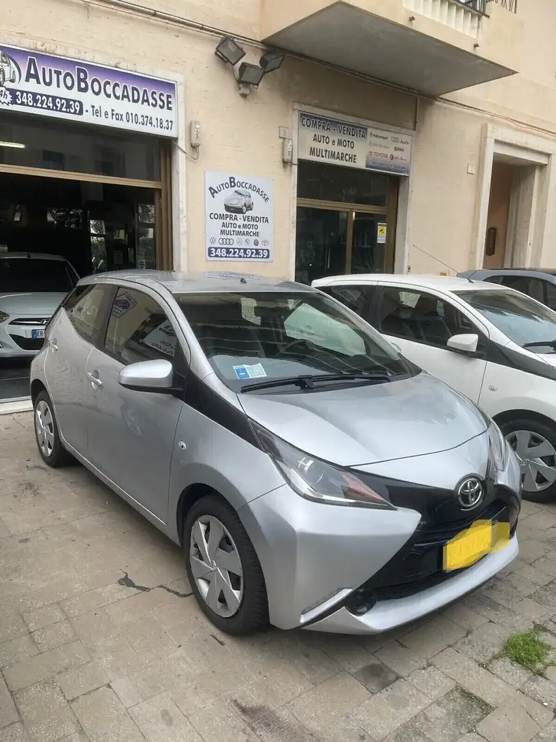 Toyota Aygo 1.0 VVT-i 69 CV 5 porte x-clusiv MMT Gris - 2