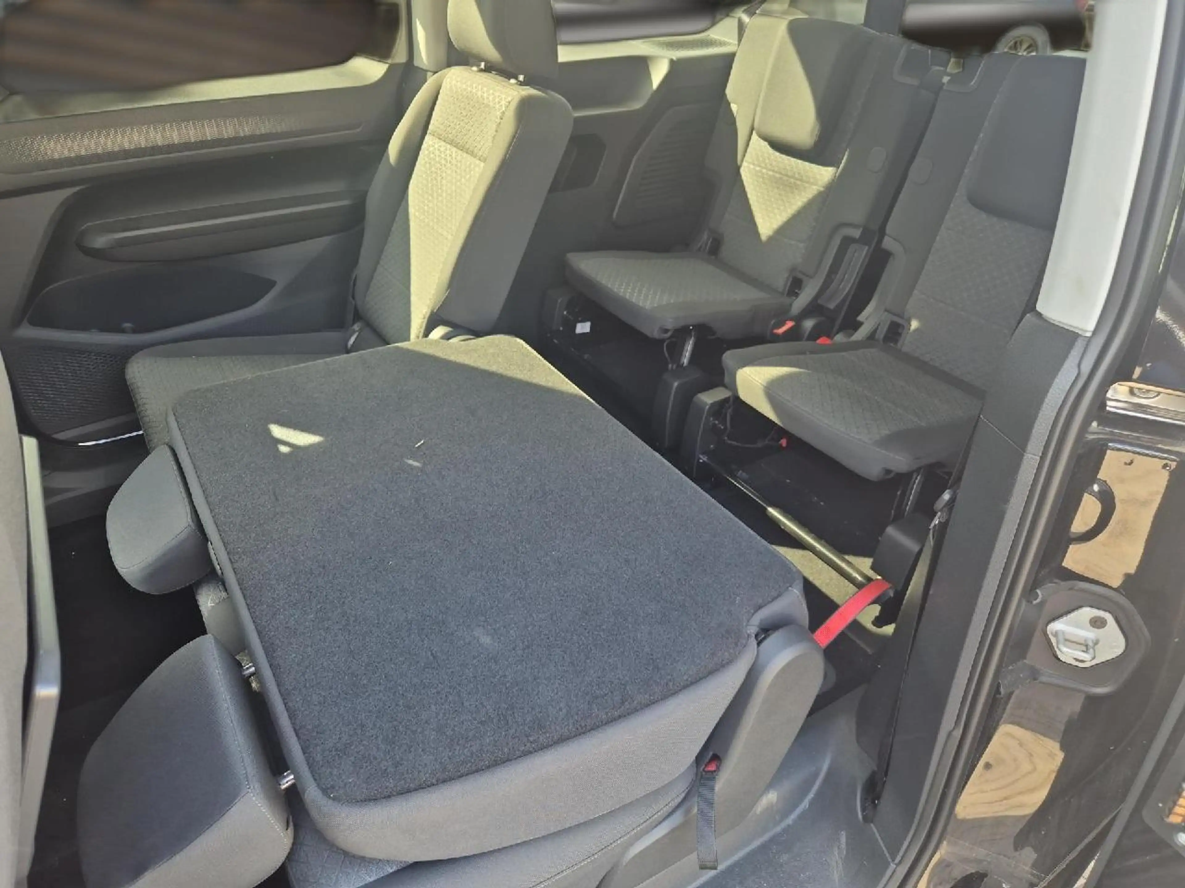 Ford Grand Tourneo PHEV Titanium — photo 7