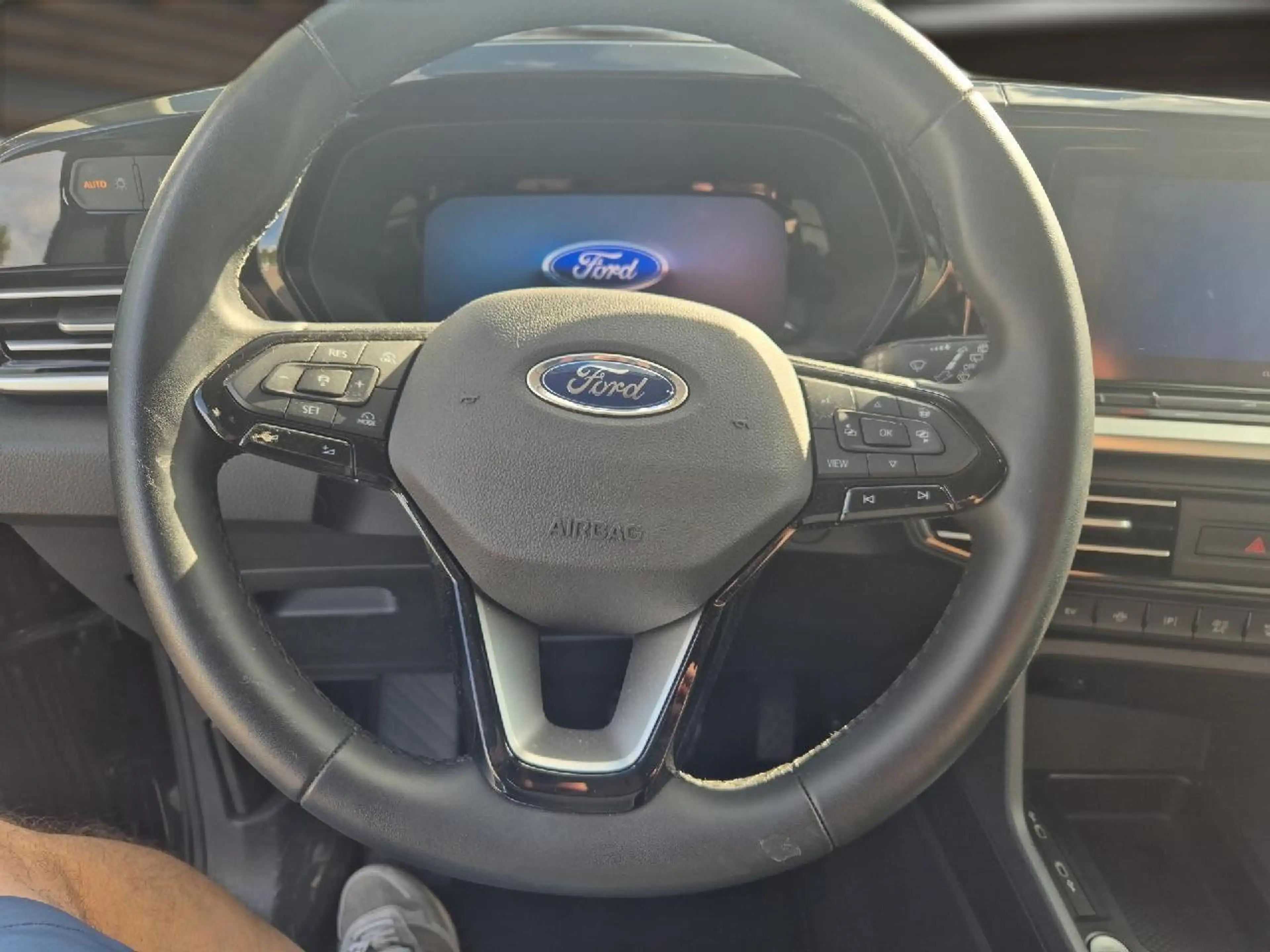 Ford Grand Tourneo PHEV Titanium — photo 5