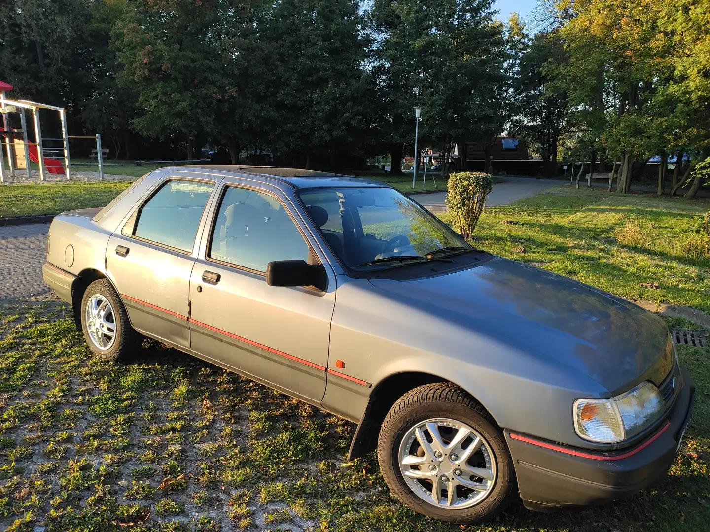Ford Sierra 1,6 i mit Hub-Schiebedach Grau - 2