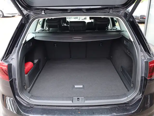 Volkswagen Passat Alltrack view 14