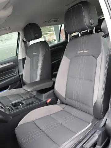 Volkswagen Passat Alltrack view 15