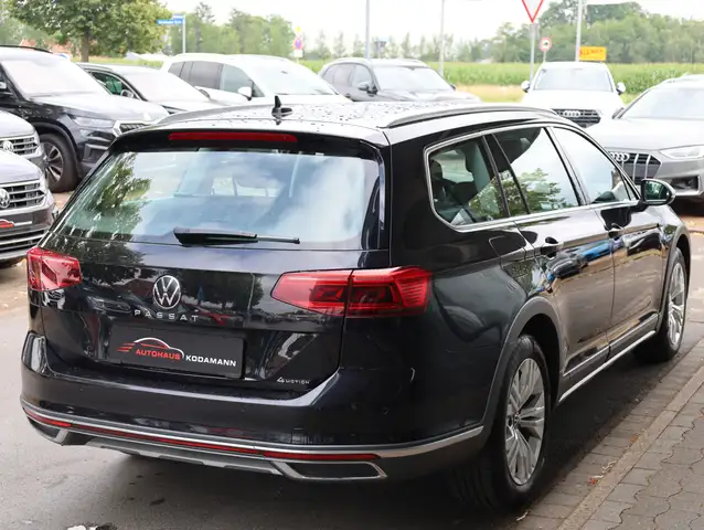 Volkswagen Passat Alltrack view 10