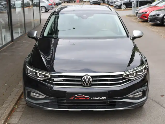 Volkswagen Passat Alltrack view 3
