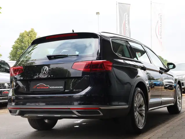 Volkswagen Passat Alltrack view 11