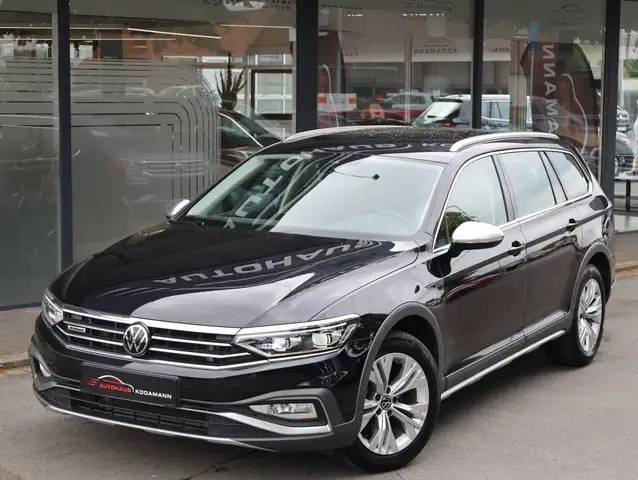 Volkswagen Passat Alltrack view 2