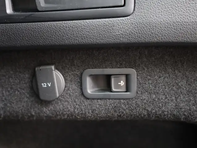Volkswagen Passat Alltrack view 13