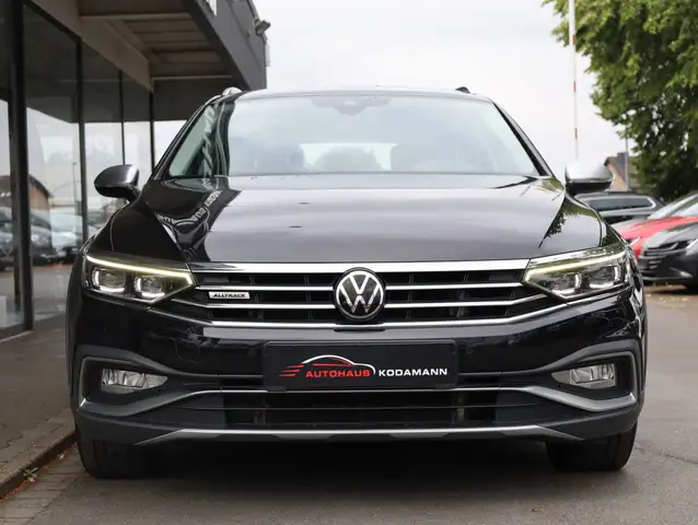 Volkswagen Passat Alltrack view 4