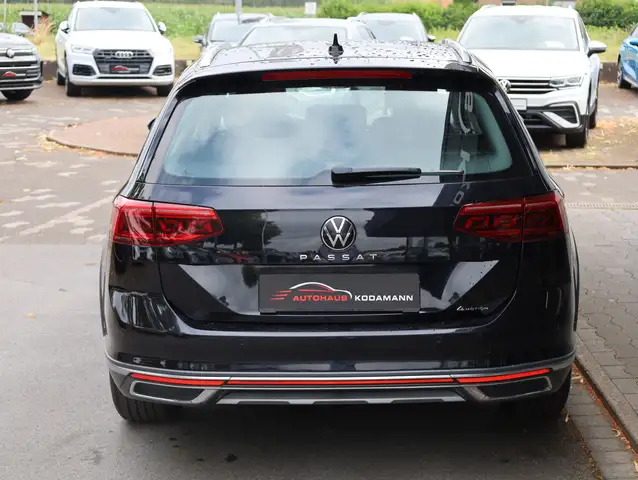 Volkswagen Passat Alltrack view 9