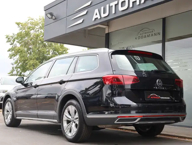 Volkswagen Passat Alltrack view 8