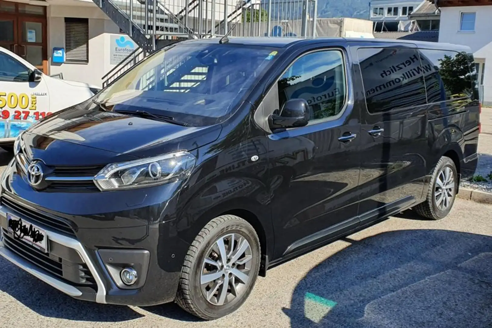 Toyota Proace Proace Verso 2,0 D-4D 180 Medium VIP Aut. VIP Schwarz - 1