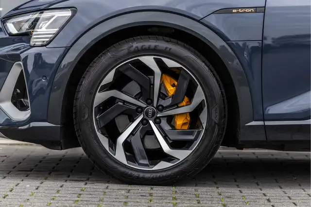 Audi E-Tron view 21