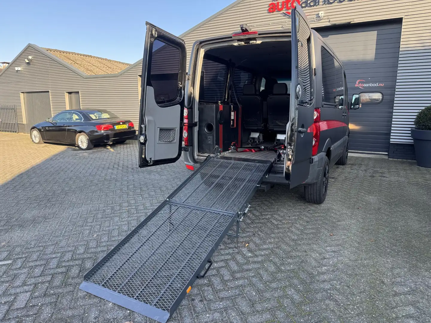Volkswagen Crafter 30 2.0 TDI L1H2 BM | Rolstoel Vervoer | Navigatie Zwart - 2