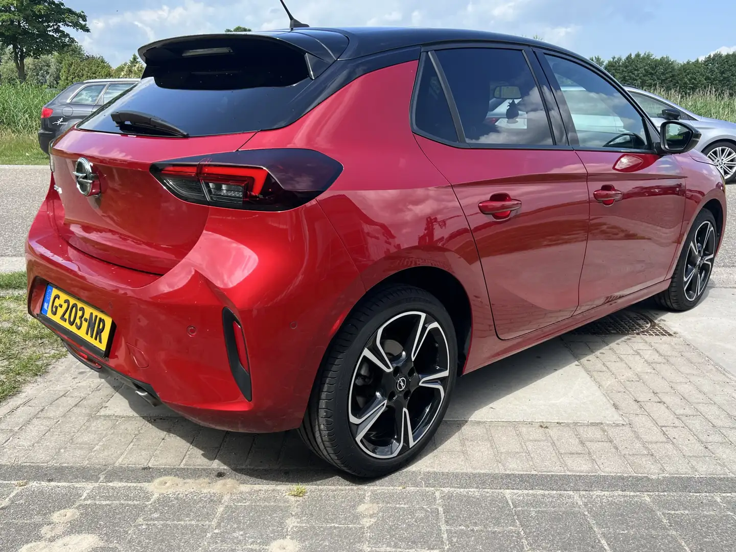 Opel Corsa 1.2 GS Line / Dealer onderhouden / Panoramadak / 1 Rood - 2