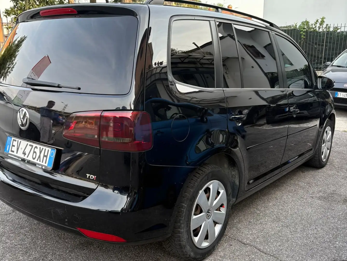 Volkswagen Touran Touran II 2010 1.6 tdi Comfortline dsg Schwarz - 2