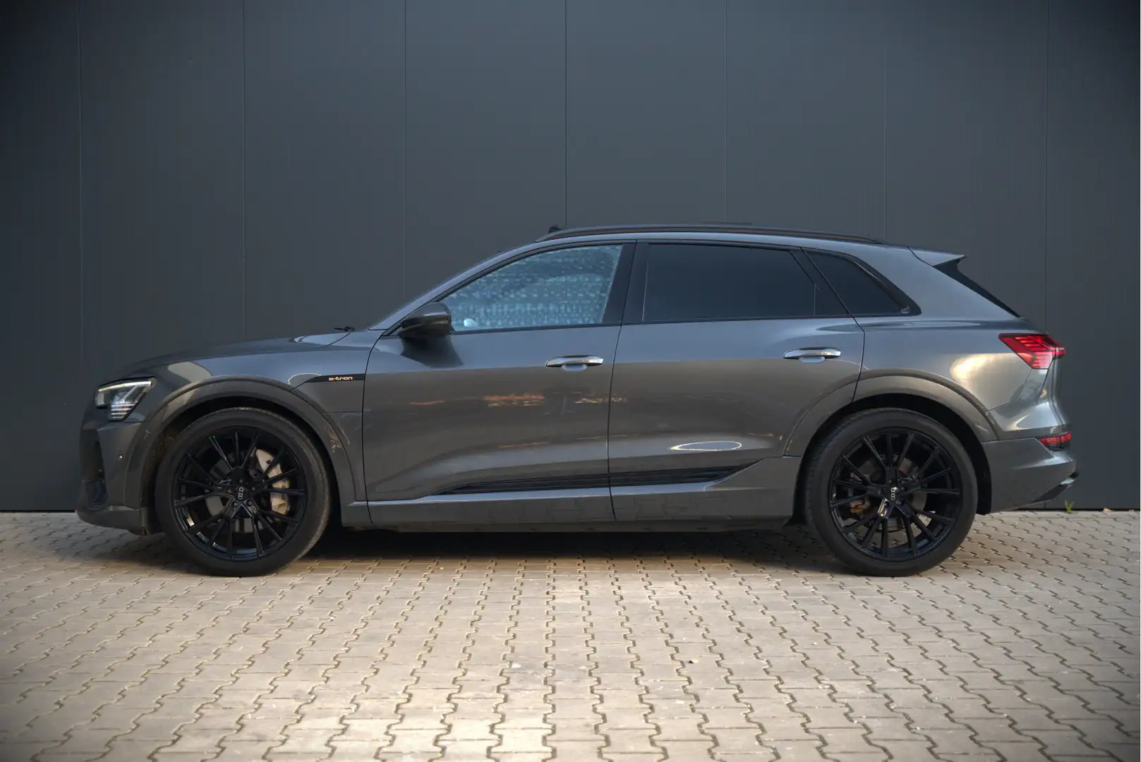 Audi e-tron e-tron 50 quattro S edition Black 71 kWh | S Line Grijs - 2