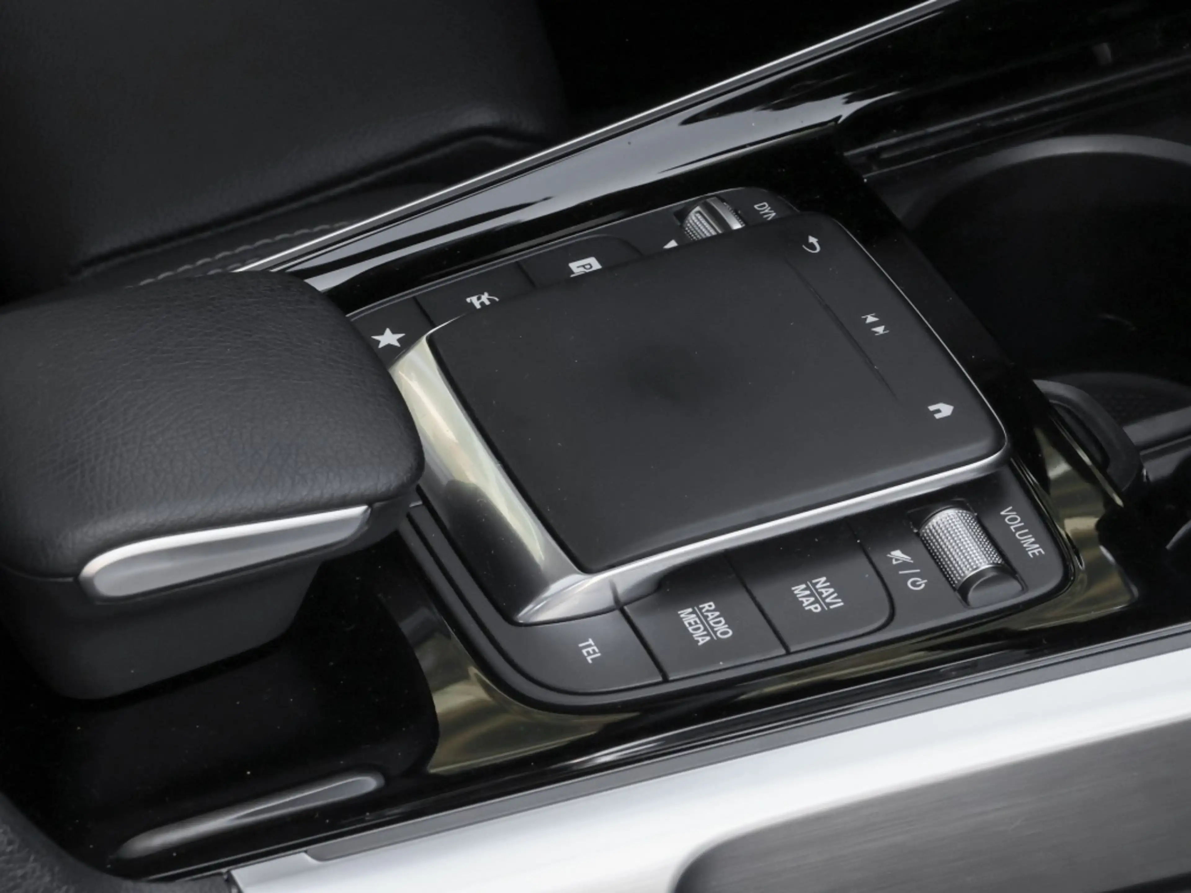 Mercedes-Benz EQB 300 4M Progressive/Pano/Ambiente/Totw/Cam/18 — photo 8
