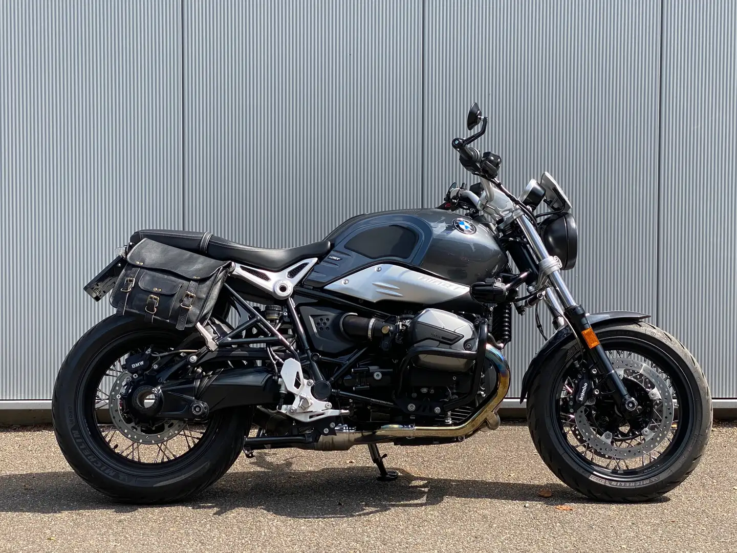 BMW R nineT / Akrapovic / Cruisecontrole / Handvatverw. / A2 Grigio - 1