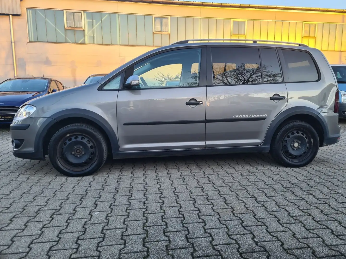 Volkswagen Touran CrossTouran Grau - 2