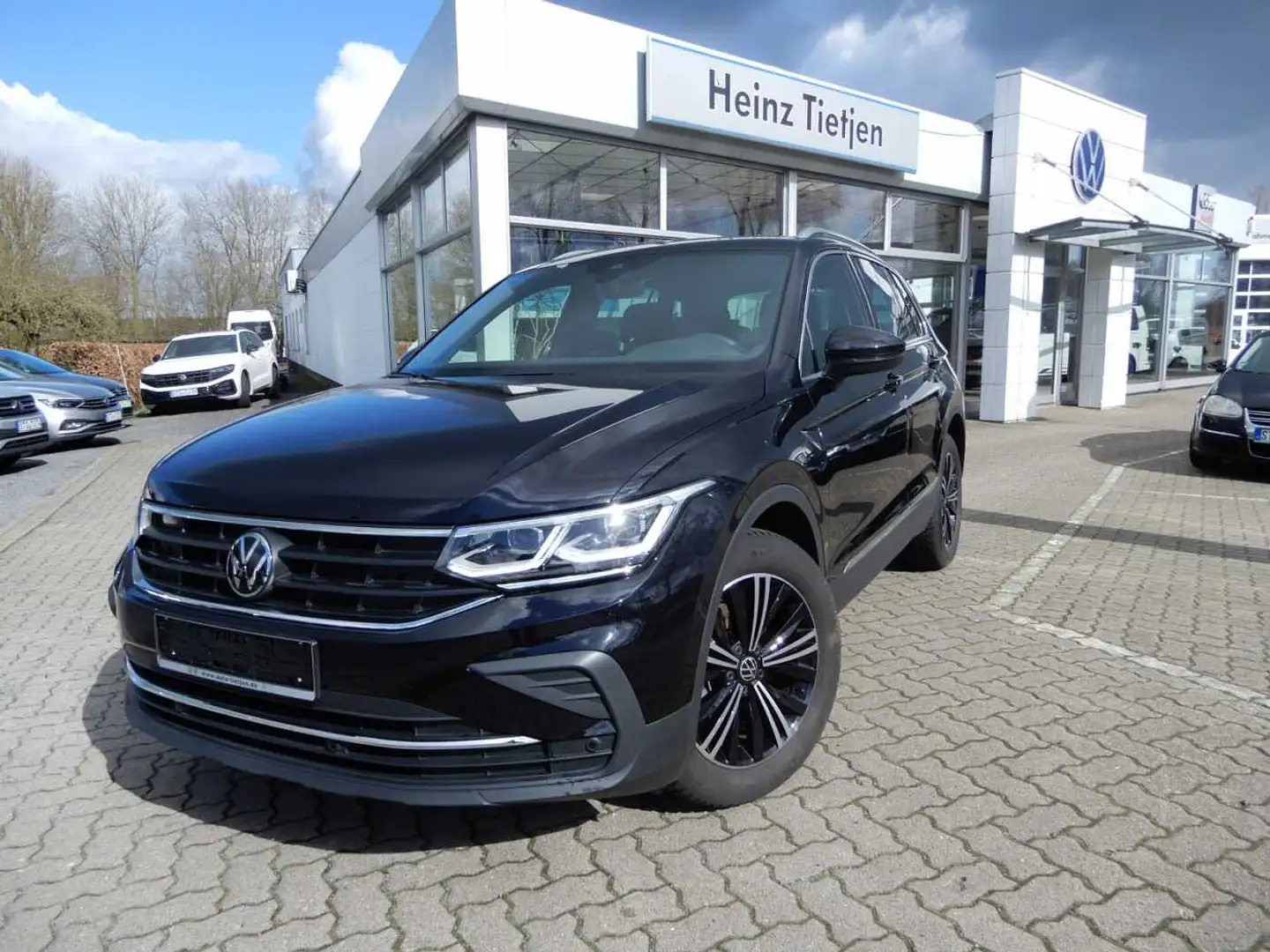 Volkswagen Tiguan 1.5 TSI OPF DSG Move Schwarz - 1
