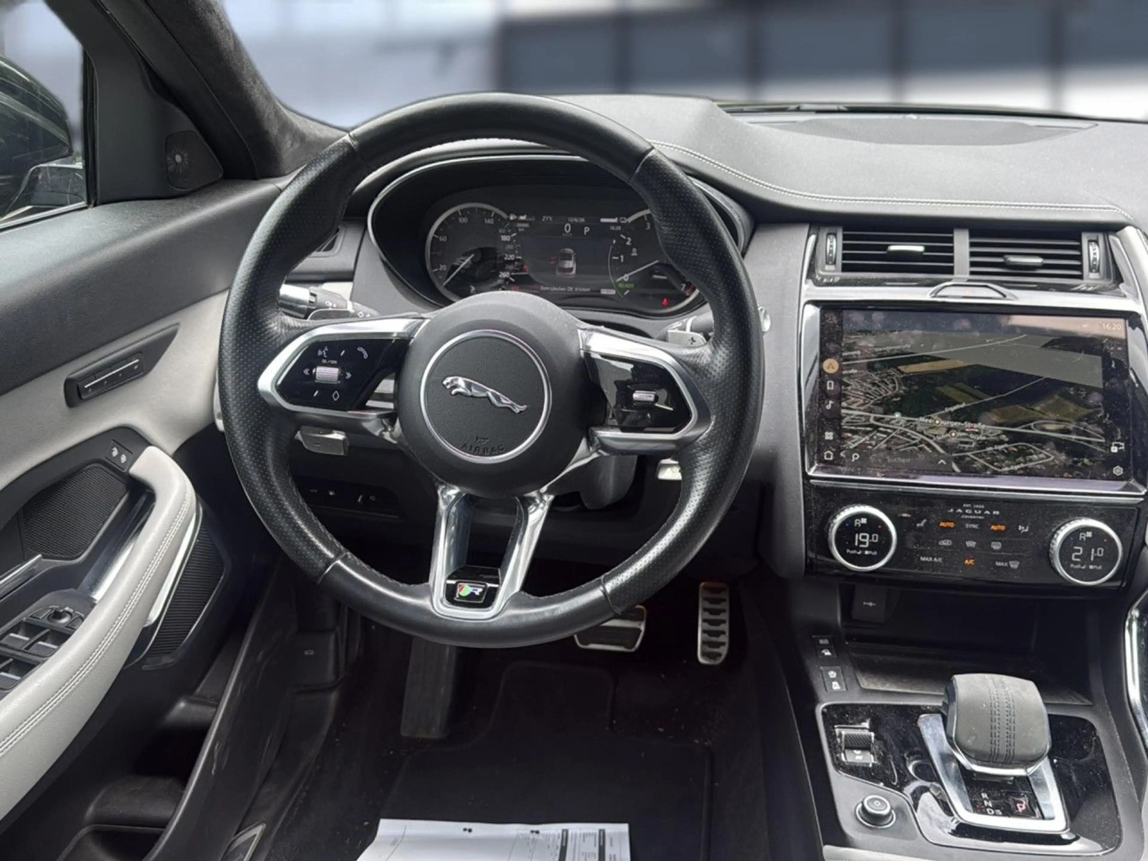 Jaguar E-Type E-Pace P300e PHEV R-Dynamic SE PANORAMA Bluetooth — photo 9