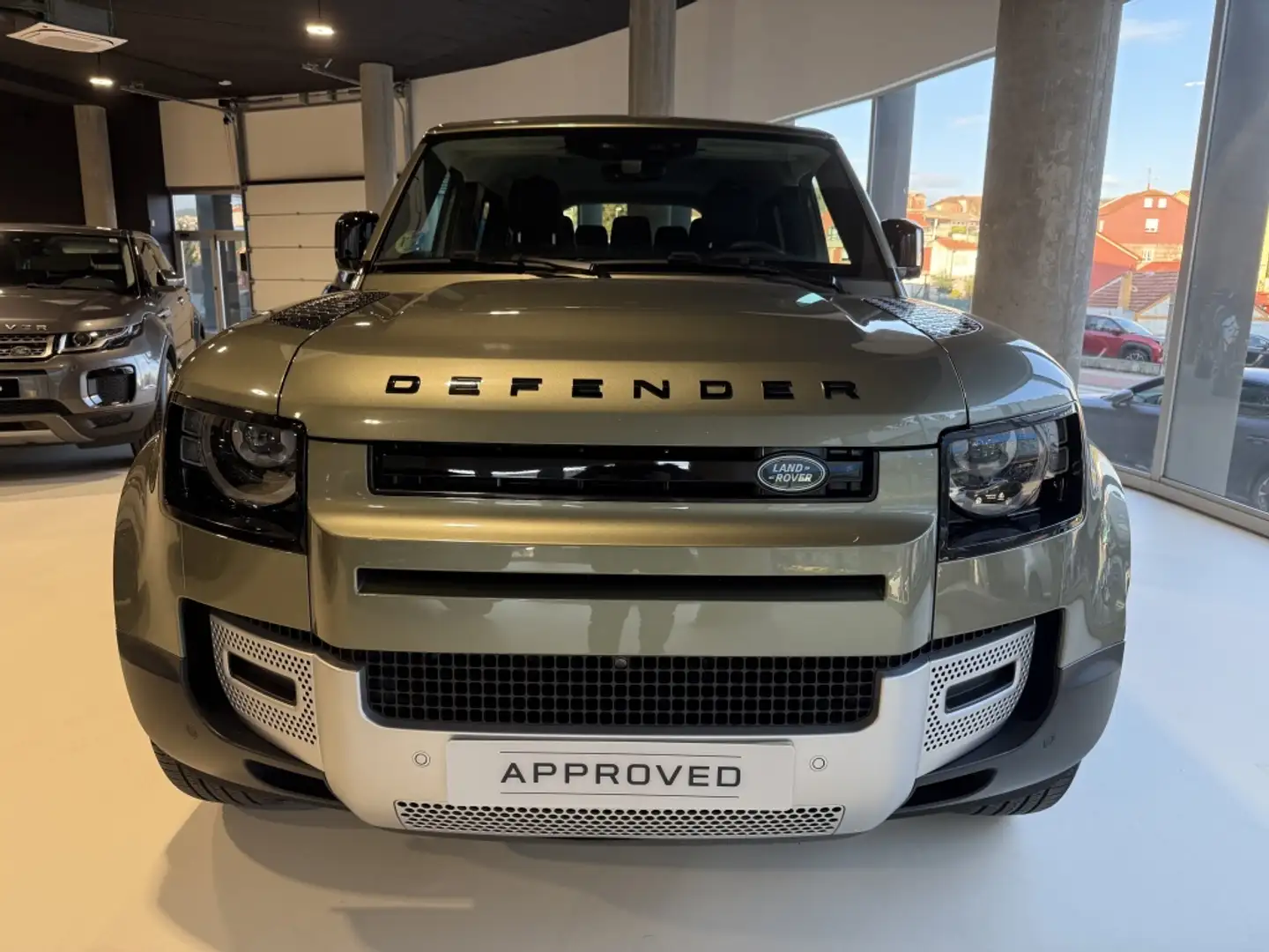 Land Rover Defender 110 3.0D l6 MHEV SE AWD Aut. 250 Verde - 2