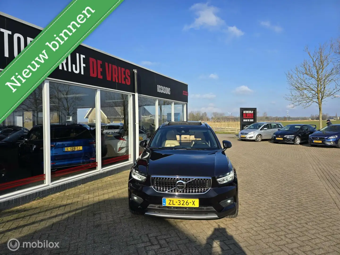 Volvo XC40 2.0 T4 Inscription Pano/Leder/H&K/19Inch/Winterpak Zwart - 2