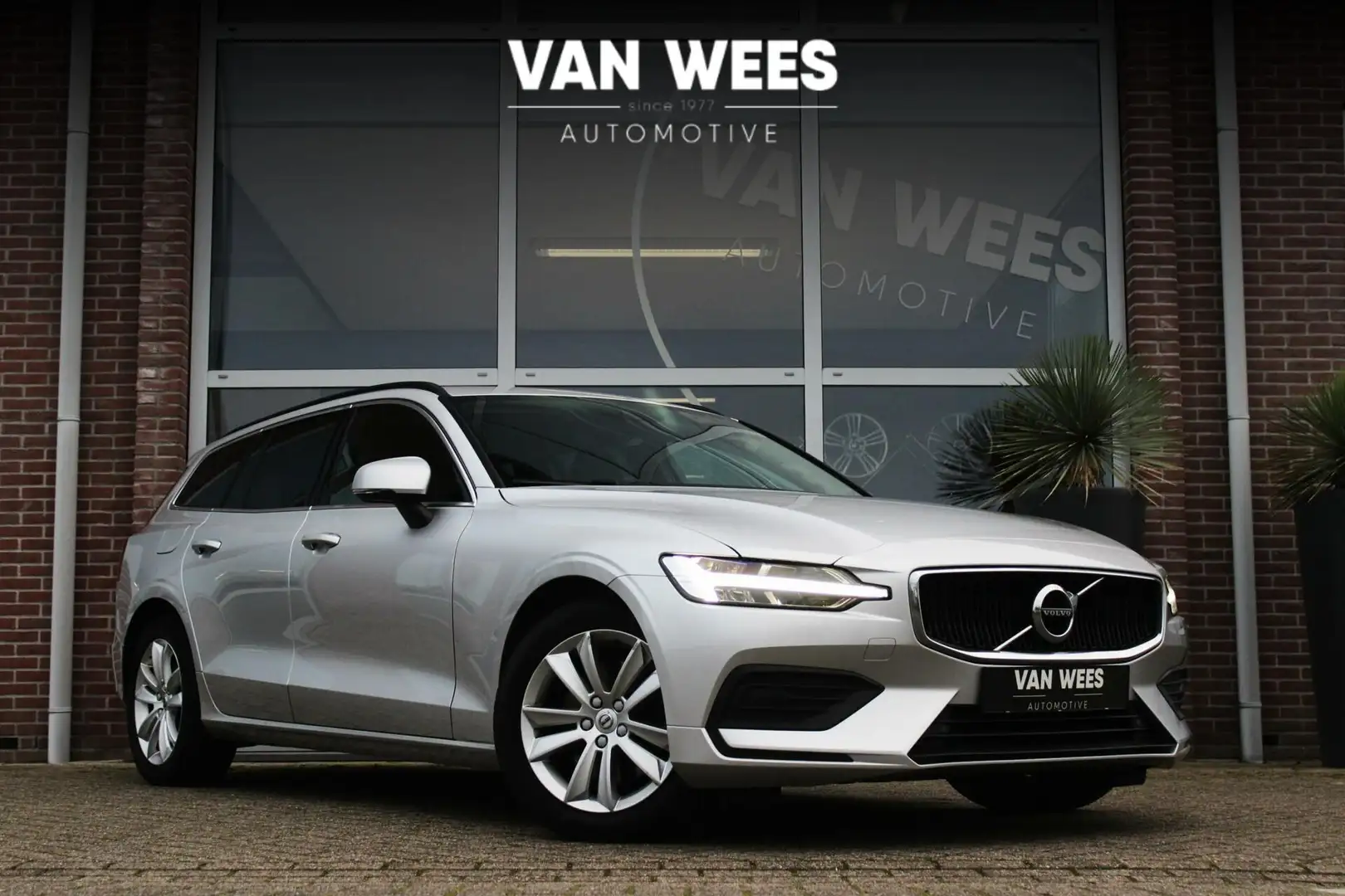Volvo V60 2.0 D3 Momentum | Automaat | 1e eigenaar | BTW aut Zilver - 1