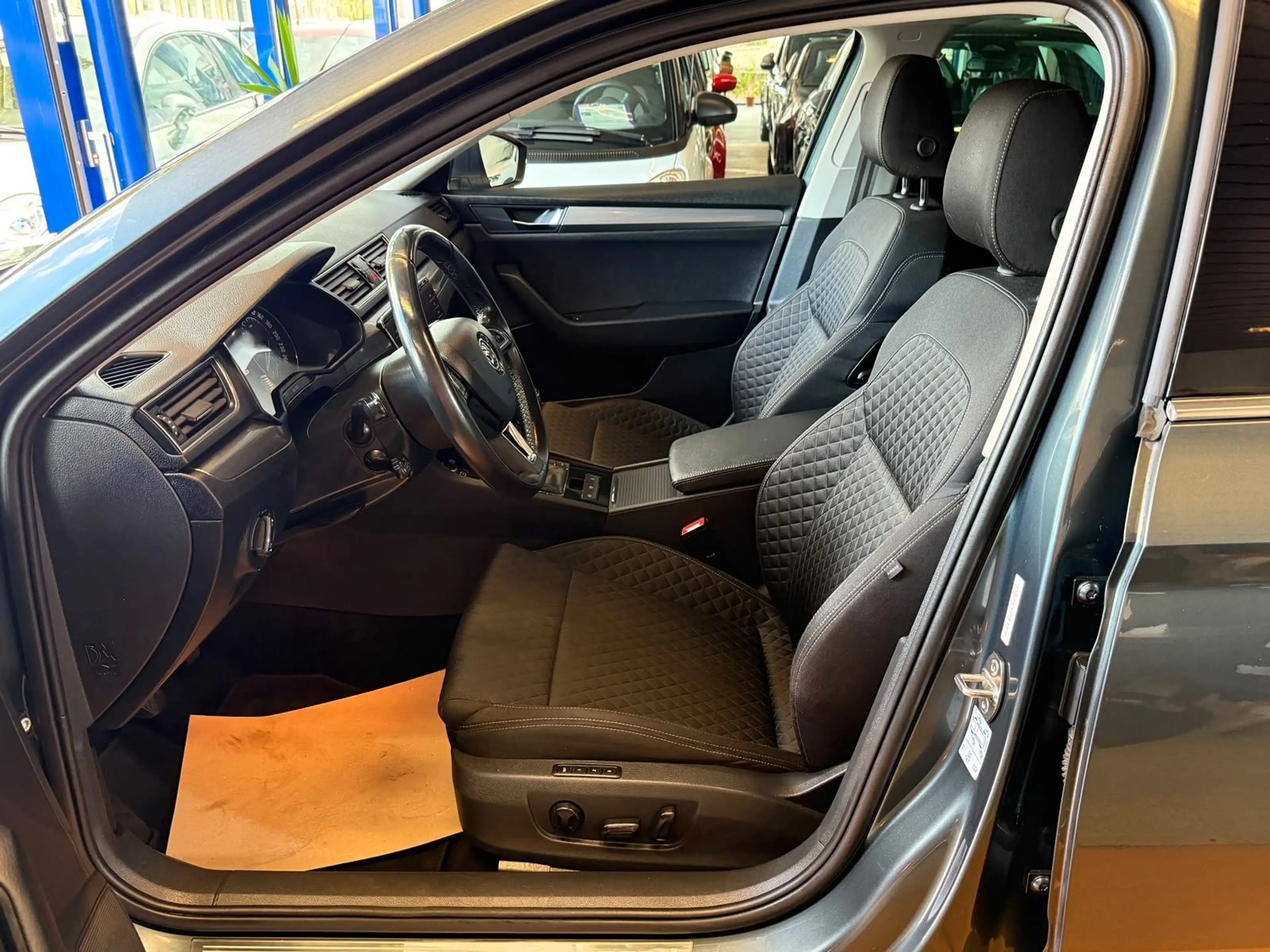 Skoda Superb Combi Style 4x4 Pano / R-Kam / AHK — photo 9