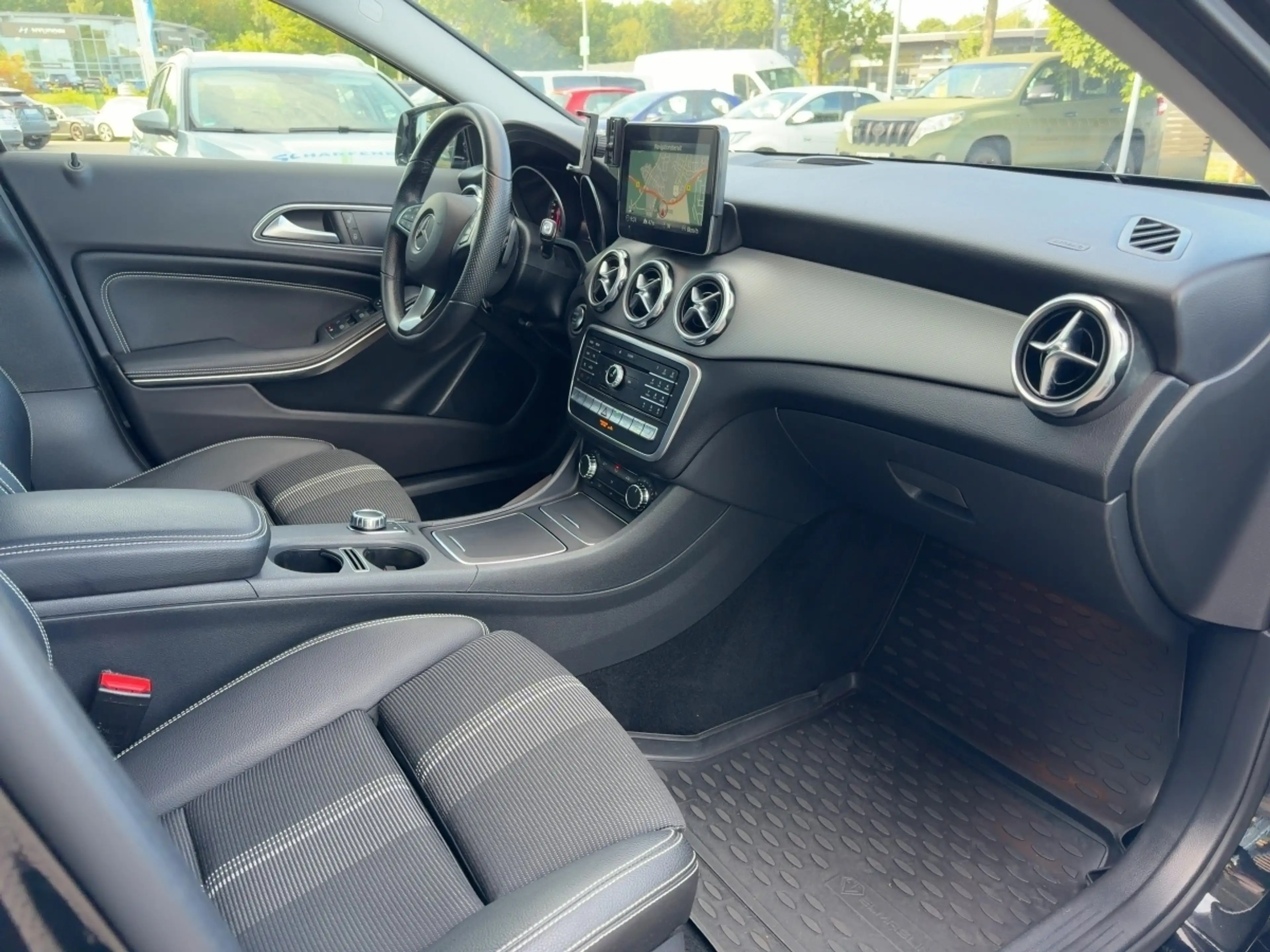 Mercedes-Benz GLA 220 4Matic *Navi*PDC Hinten*Klima*** ABS ESP SERVO — photo 12