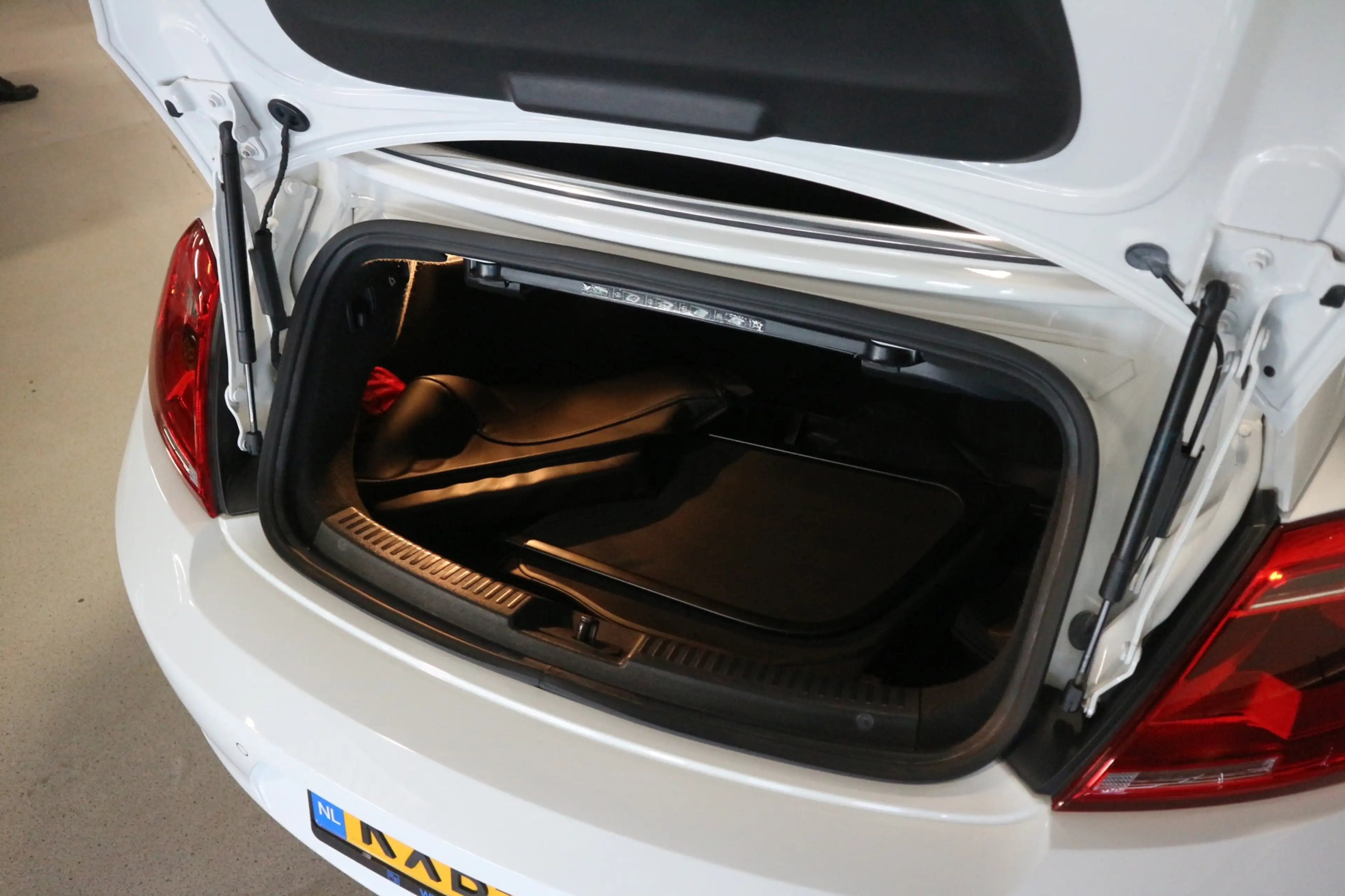 Volkswagen Beetle Cabriolet 1.2 TSI Exclusive Series CLUB EDITIE/ ST — photo 14