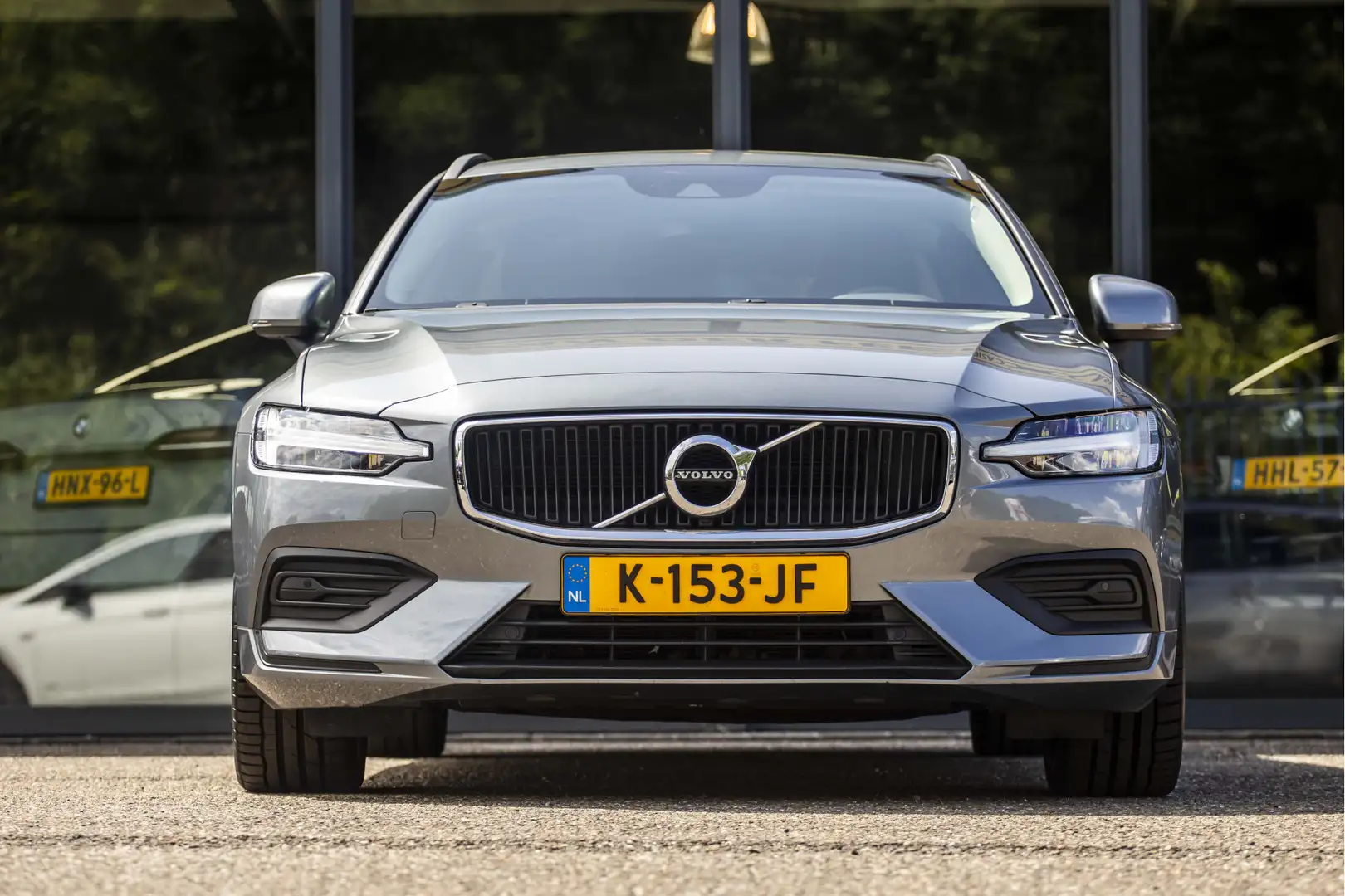 Volvo V60 2.0 B3 Momentum Advantage Grijs - 2