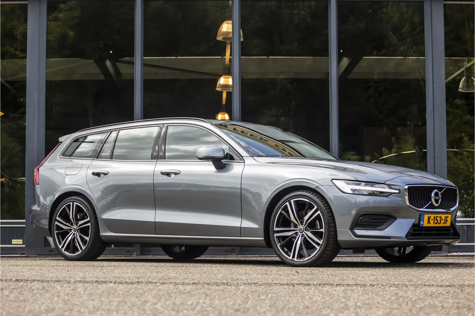 Volvo V60 2.0 B3 Momentum Advantage Grijs - 1