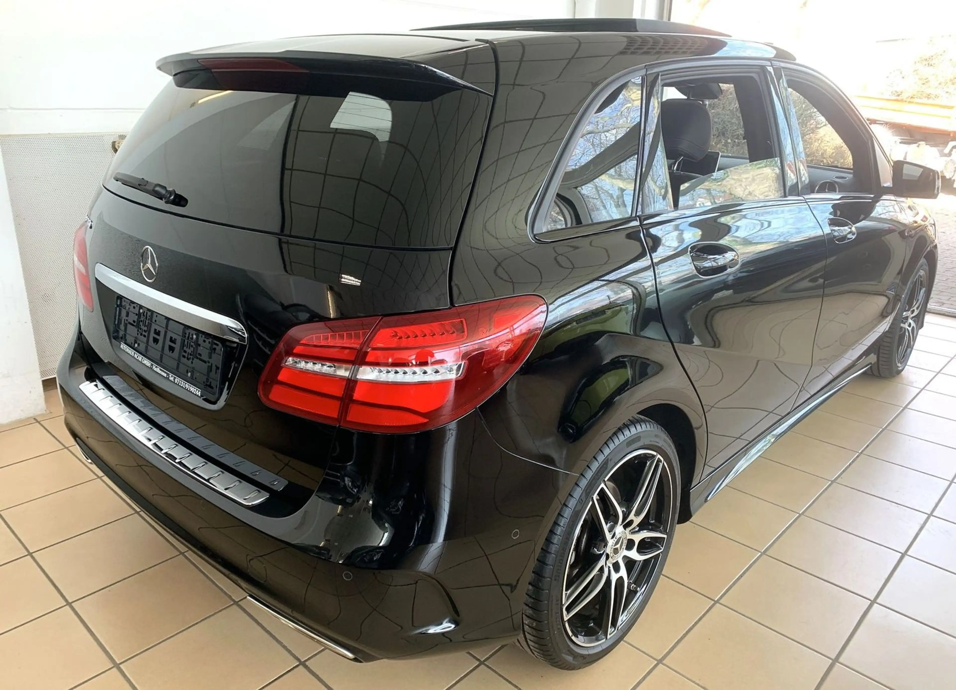 Mercedes-Benz B 200 AMG Line Panorama Kamera Leder Navi Memory 8 Fach — photo 3