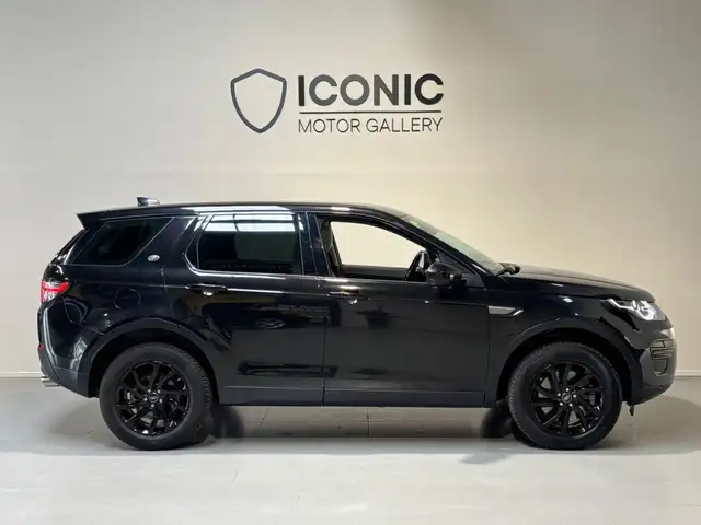Land Rover Discovery Sport view 3