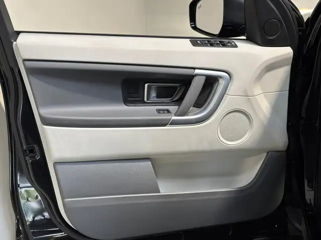 Land Rover Discovery Sport view 8