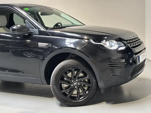 Land Rover Discovery Sport view 2