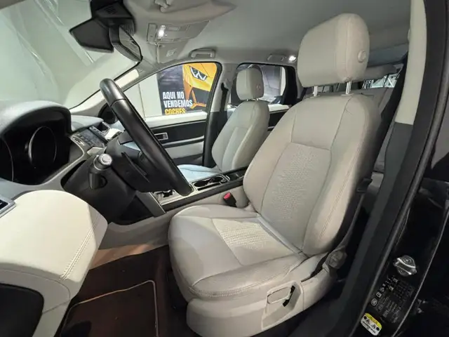 Land Rover Discovery Sport view 10