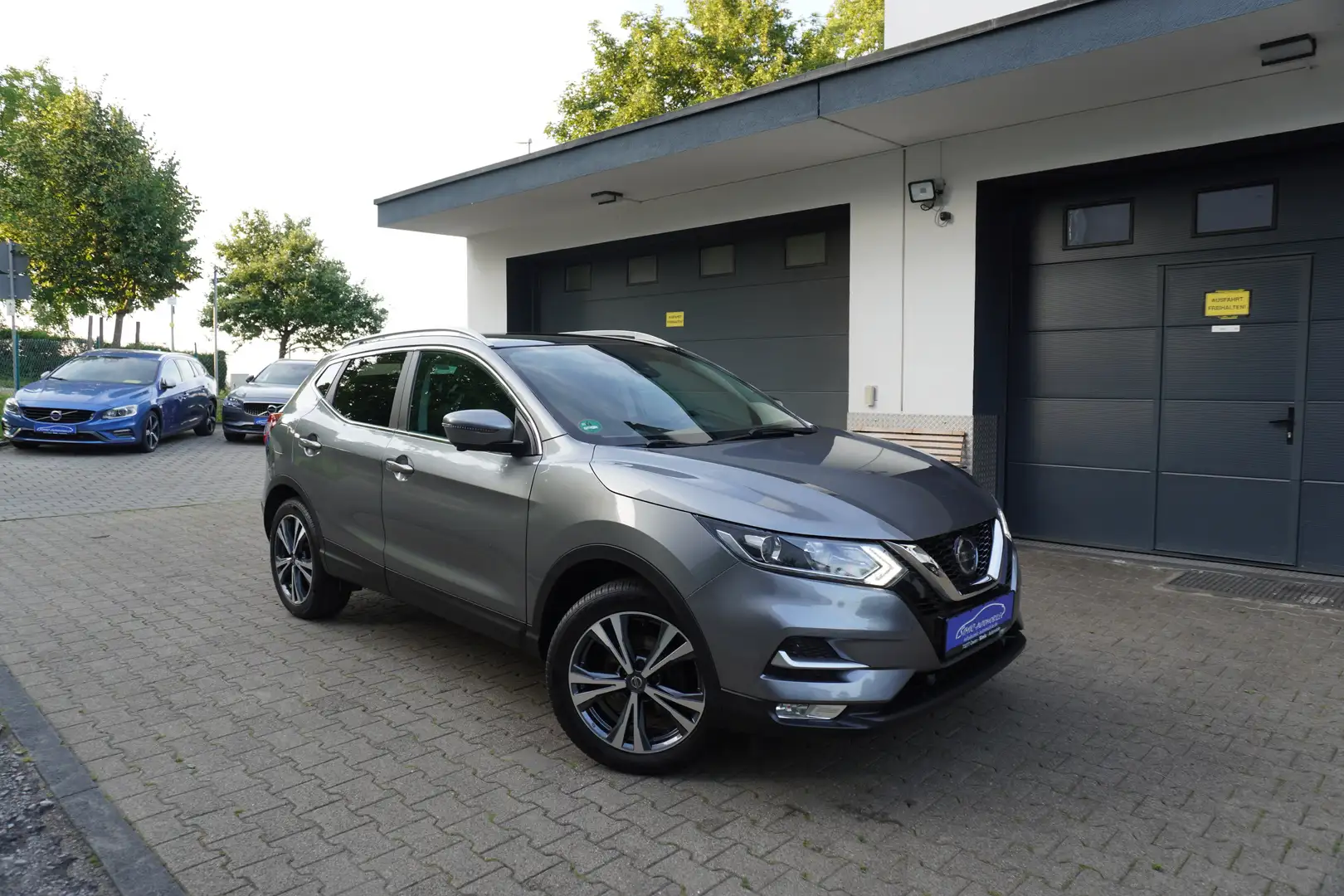 Nissan Qashqai 1.2 DIG-T Visia 360°KAMERA+XENON+PANORAMA+NAVI Grau - 1