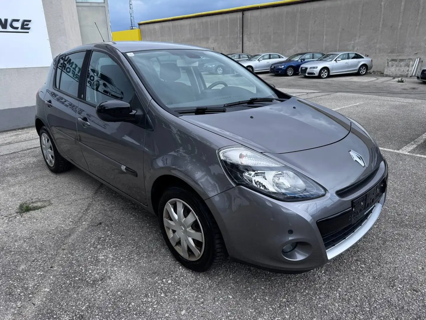 Renault Clio Authentique 1,6 Automatik 20Th Grau - 2