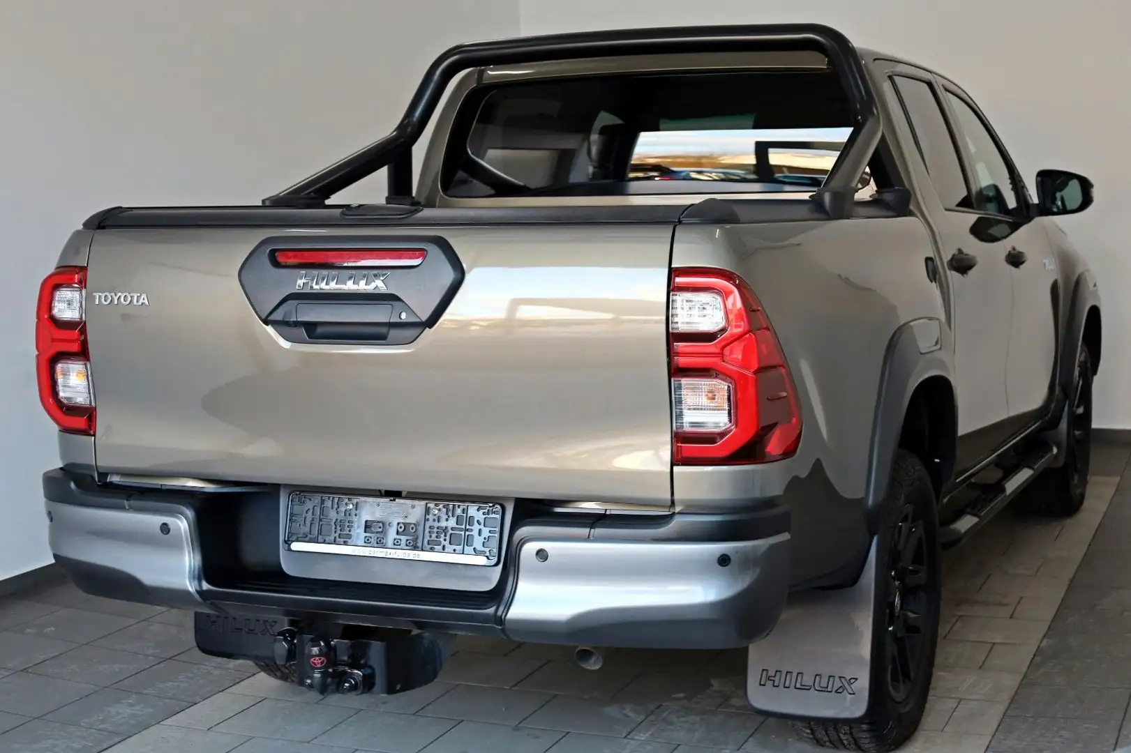 Toyota Hilux 2.8 D-4D Invincible, Rollbügel, Rollo, AHK Brun - 2