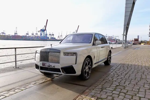 Rolls-Royce Cullinan Cullian Black Badge  4 Seats Model year 2026
